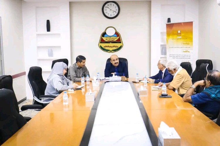 فريق الرقابة والتوجيه الرئاسي يلتقي مدير مكتب التربية والتعليم بساحل حضرموت