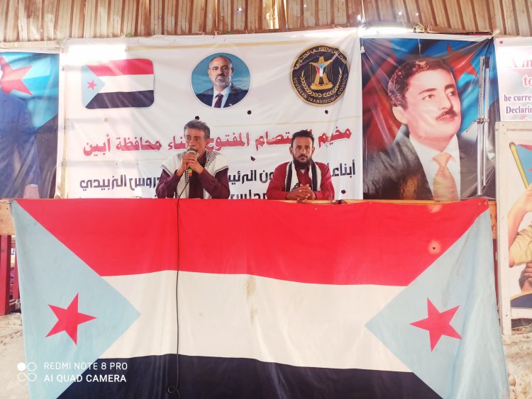 العولقي يقدم محاضرة سياسية توعوية في مخيم الاعتصام أبين