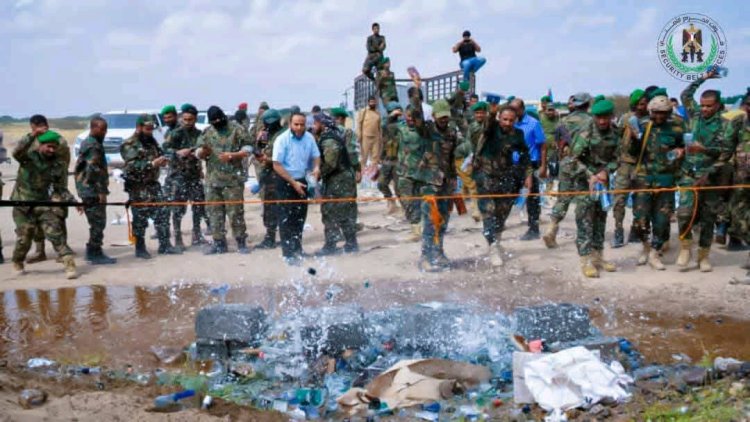 إدارة مكافحة المخدرات بقوات الحزام الأمني تتلف (2795) قارورة وعلبة من الخمور المهربة