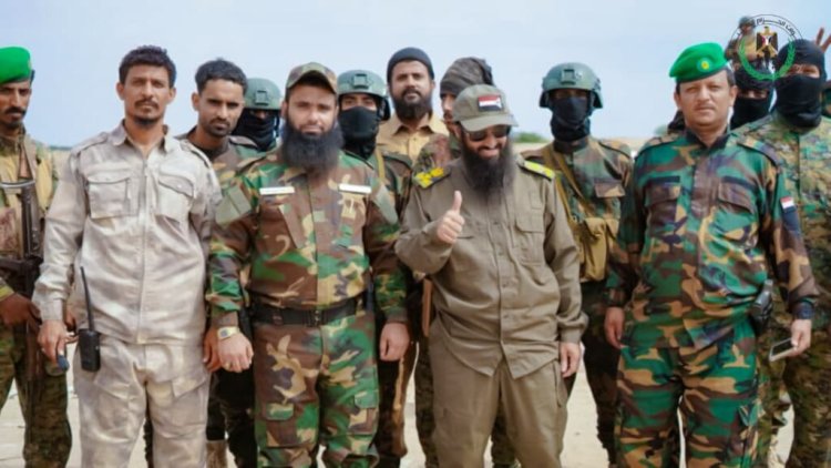 بإشراف العميد الوالي.. مكافحة المخدرات بالحزام الأمني تتلف (2795) قارورة وعلبة خمور مهربة في العاصمة عدن