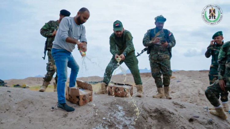 بإشراف العميد الوالي.. مكافحة المخدرات بالحزام الأمني تتلف (2795) قارورة وعلبة خمور مهربة في العاصمة عدن
