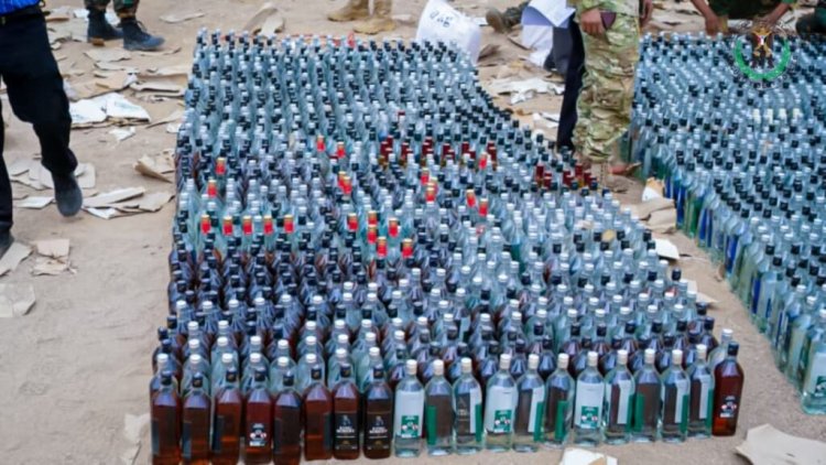 بإشراف العميد الوالي.. مكافحة المخدرات بالحزام الأمني تتلف (2795) قارورة وعلبة خمور مهربة في العاصمة عدن