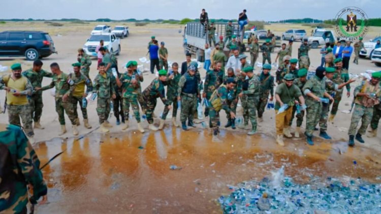 بإشراف العميد الوالي.. مكافحة المخدرات بالحزام الأمني تتلف (2795) قارورة وعلبة خمور مهربة في العاصمة عدن