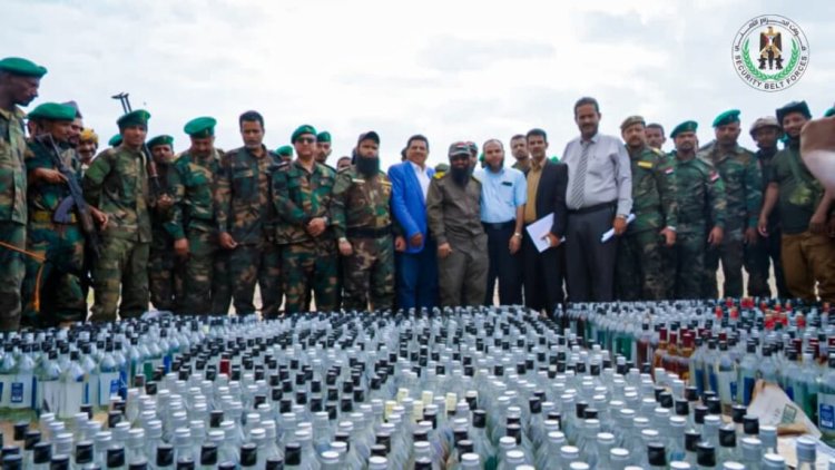 بإشراف العميد الوالي.. مكافحة المخدرات بالحزام الأمني تتلف (2795) قارورة وعلبة خمور مهربة في العاصمة عدن