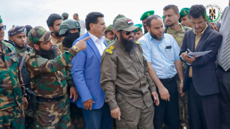 بإشراف العميد الوالي.. مكافحة المخدرات بالحزام الأمني تتلف (2795) قارورة وعلبة خمور مهربة في العاصمة عدن