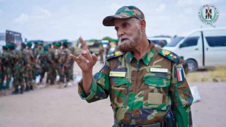 بإشراف العميد الوالي.. مكافحة المخدرات بالحزام الأمني تتلف (2795) قارورة وعلبة خمور مهربة في العاصمة عدن