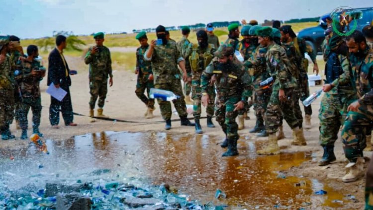 بإشراف العميد الوالي.. مكافحة المخدرات بالحزام الأمني تتلف (2795) قارورة وعلبة خمور مهربة في العاصمة عدن