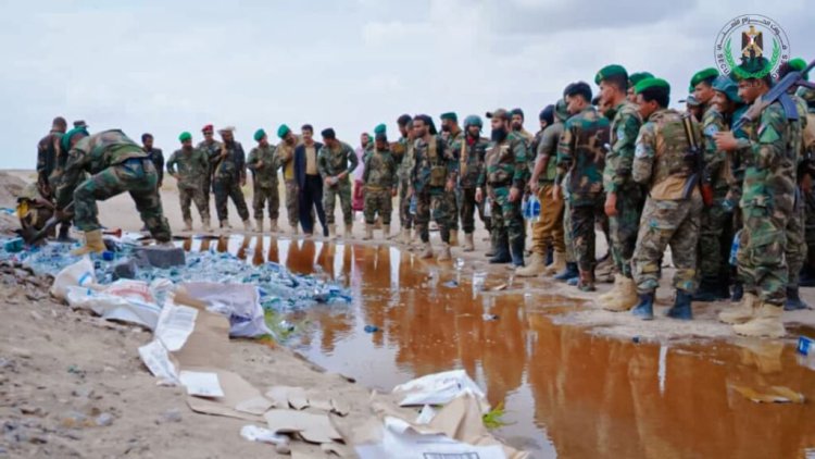 بإشراف العميد الوالي.. مكافحة المخدرات بالحزام الأمني تتلف (2795) قارورة وعلبة خمور مهربة في العاصمة عدن