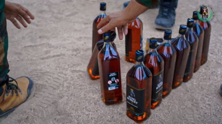 بإشراف العميد الوالي.. مكافحة المخدرات بالحزام الأمني تتلف (2795) قارورة وعلبة خمور مهربة في العاصمة عدن