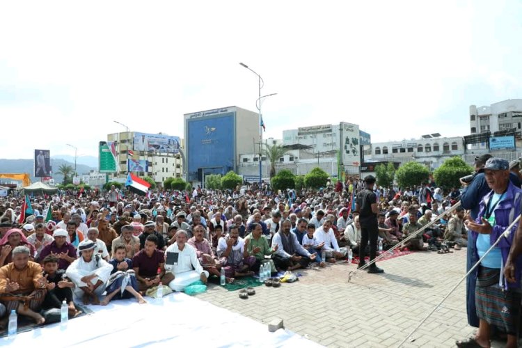 صلاة جمعة حاشدة في خور مكسر تجسد التلاحم الشعبي ووحدة الموقف الجنوبي