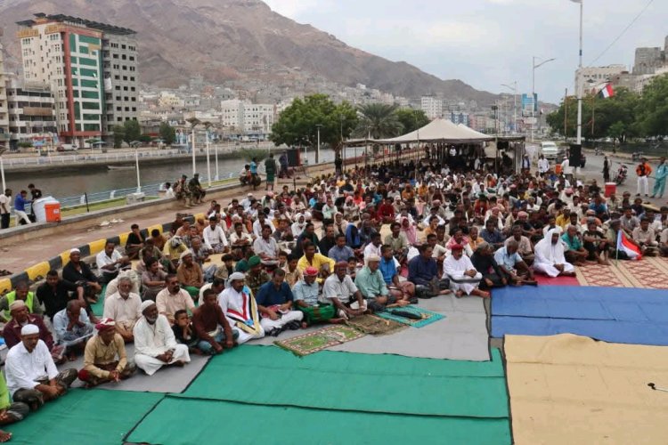 حضور جماهيري كبير في صلاة الجمعة بساحة الاعتصام في المكلا