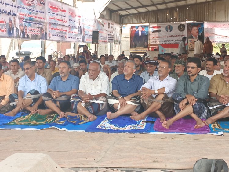 أبناء  أبين يؤدون صلاة (جمعة الثبات والتمكين)  في ساحة الاعتصام بزنجبار