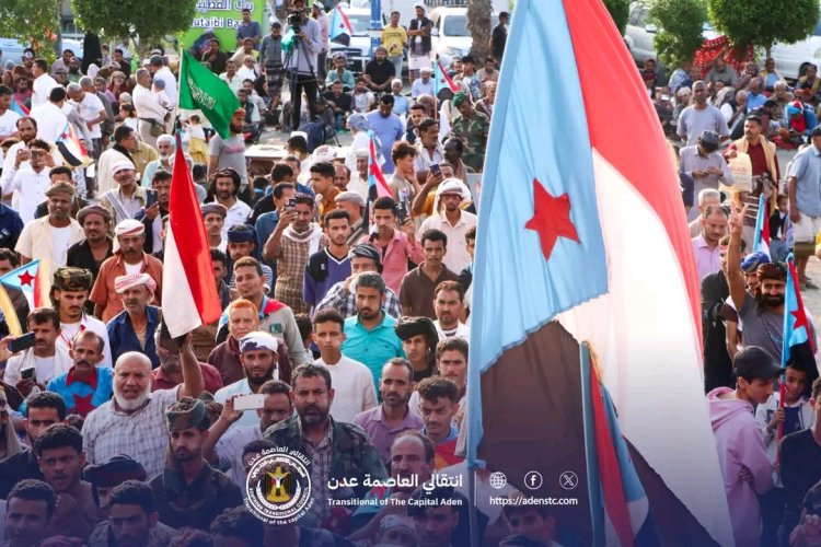 لليوم الثالث عشر.. ساحة اعتصام خور مكسر تستقبل حشودًا جماهيرية من الأزارق الضالع والمنصورة