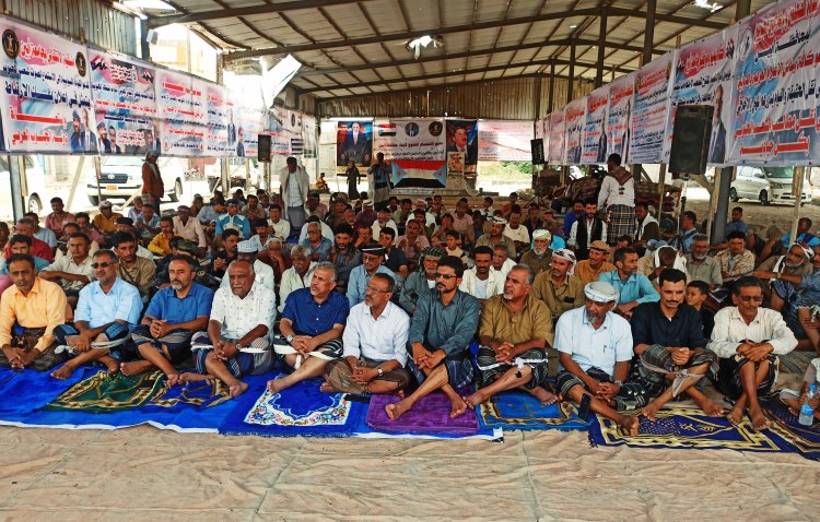 أبناء  أبين يؤدون صلاة (جمعة الثبات والتمكين)  في ساحة الاعتصام بزنجبار