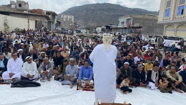 أبناء الضالع يؤدّون صلاة الجمعة في مخيم الاعتصام المفتوح