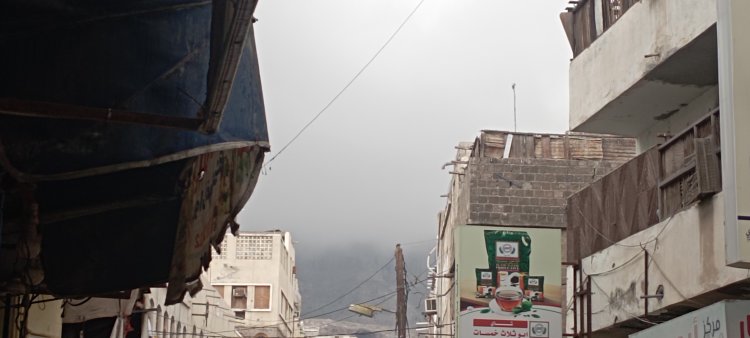 يحدث الان.. هطول أمطار متوسطة على العاصمة عدن