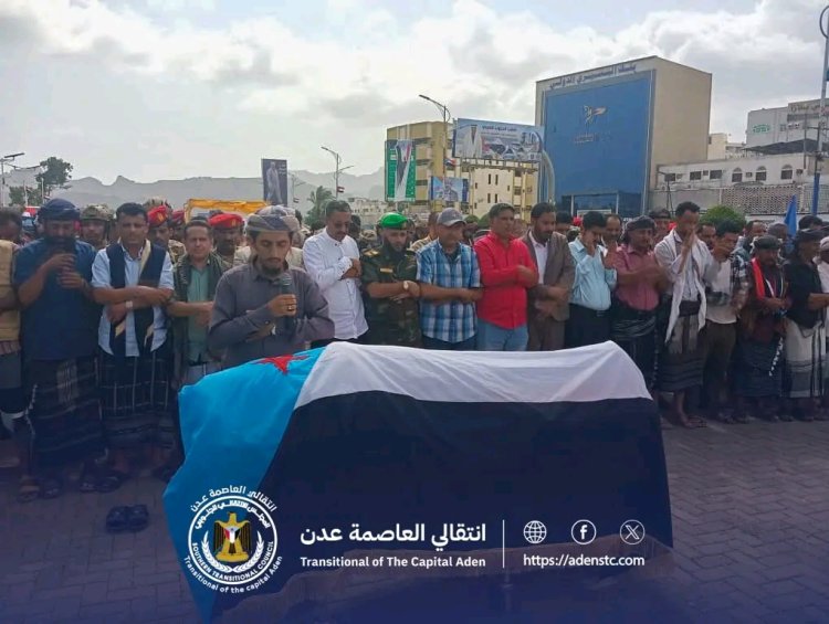 المعتصمون في ساحة خور مكسر يؤدون صلاة الجنازة على جثمان المناضل عبد الحكيم فاضل