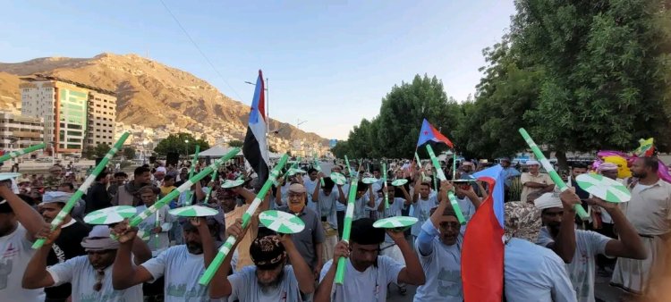 عدة حي الشهداء بمديرية الديس الشرقية تنضم إلى ساحة الاعتصام بالمكلا