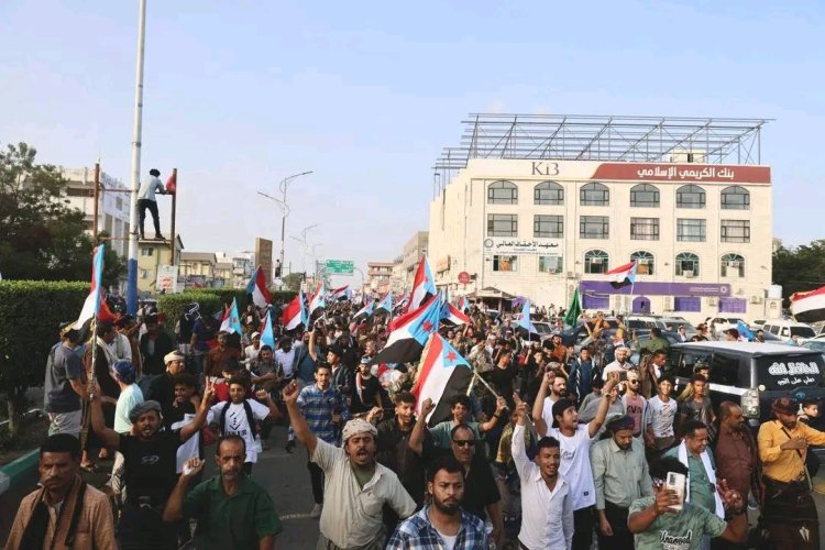 يافع من ساحة العروض ترسم ملامح الاستقلال الثاني .. وتفوض الرئيس الزُبيدي بإعلان دولة الجنوب العربي