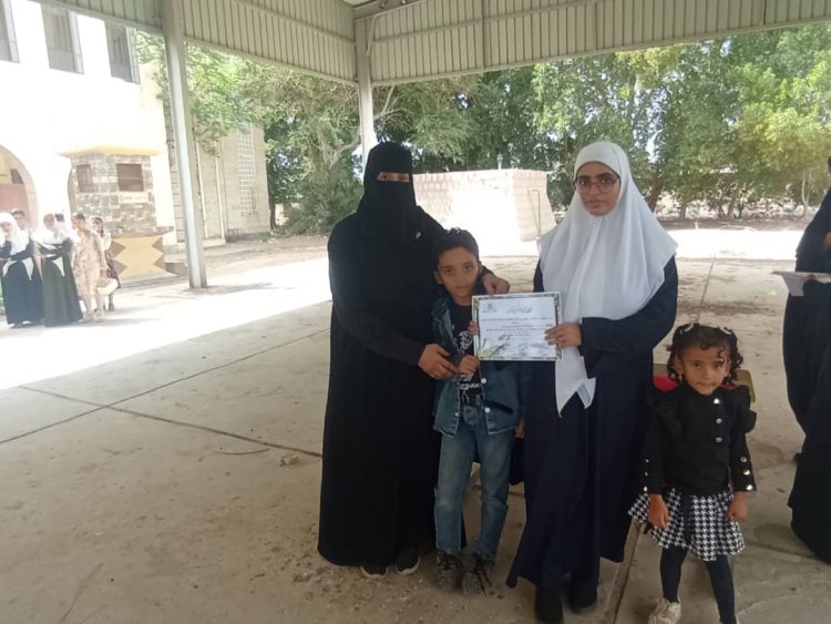 إدارة التعليم بانتقالي أبين تكرّم أوائل طالبات مجمع خولة للبنات بزنجبار والمعلمات وطاقم المدرسة