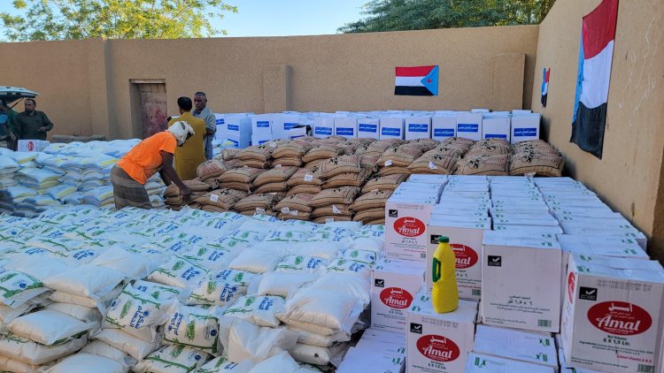 انتقالي القطن يواصل تنفيذ المرحلة الثانية من توزيع السلل الغذائية للأسر المحتاجة