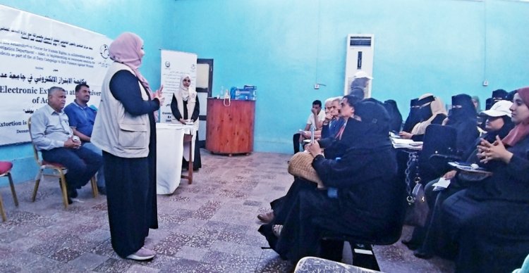 محاضرة توعوية حول مخاطر الابتزاز الإلكتروني في كليتي الإعلام والآداب