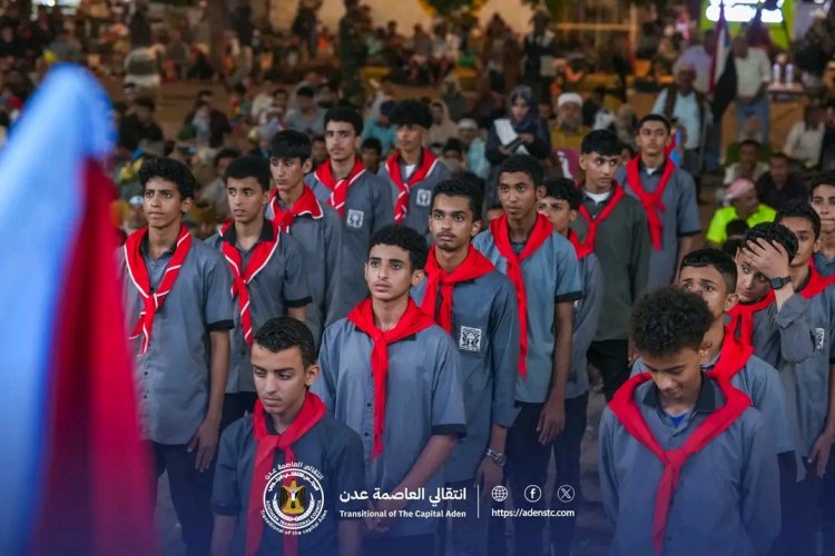 أمسية فنية طلابية تُحيي الحراك الجماهيري في ساحة العروض بعدن
