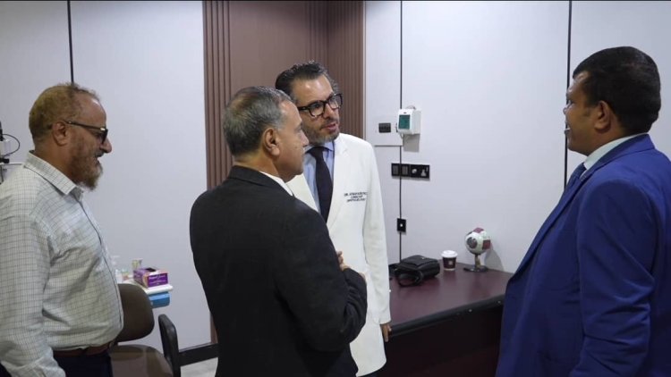 رئيس جامعة عدن يزور مستوصف العين التخصصي ويشيد بجهود طبية نوعية في عدن