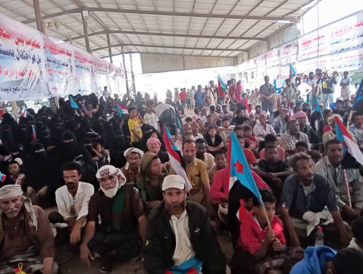 حشود كبيرة في ساحة مخيم الاعتصام المفتوح بأبين تجسد وحدة الصف الجنوبي