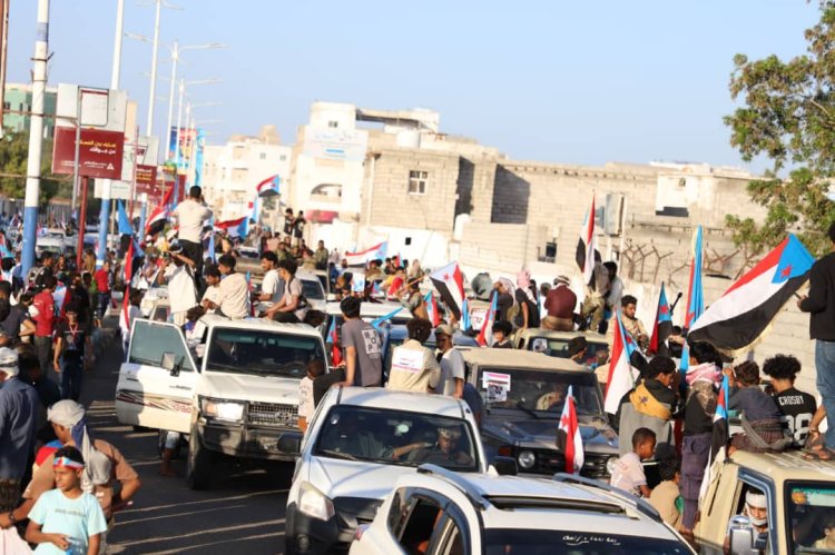 عدن تستقبل حشود الضالع في ساحة الاعتصام المفتوح للمطالبة بإعلان دولة الجنوب العربي