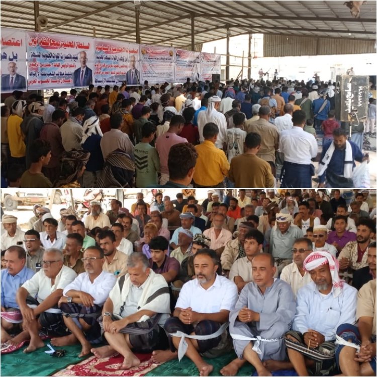 أبناء أبين يؤدّون صلاة جمعة (الجنوب لكل وبكل أبنائه) في ساحة الاعتصام بزنجبار