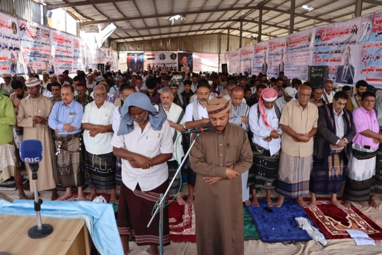 خطيب جمعة مخيم الاعتصام الجنوبي في أبين يحذر من الشائعات المغرضة ويدعو للاصطفاف لاستعادة الدولة الجنوبية