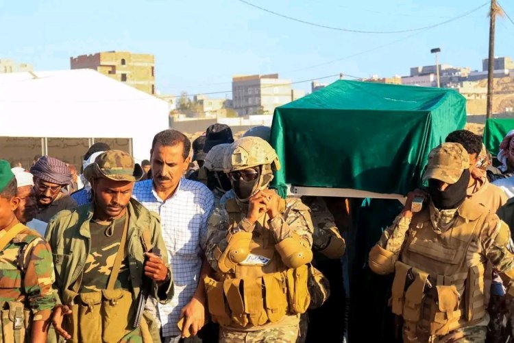 في موكب جنائزي مهيب.. باتيس يشارك في تشييع جثمان الشهيد البطل عمر العمودي بالمكلا