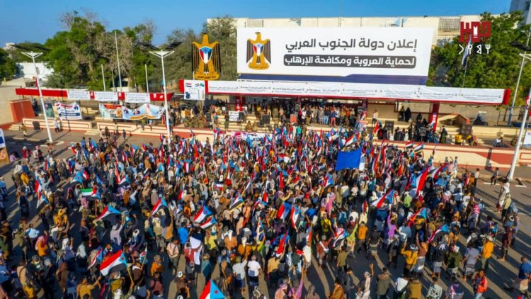 حشود ابناء باكازم أحور المحفد تؤيد خطوات المجلس الانتقالي الجنوبي وتجدد العهد خلف الرئيس عيدروس الزُبيدي