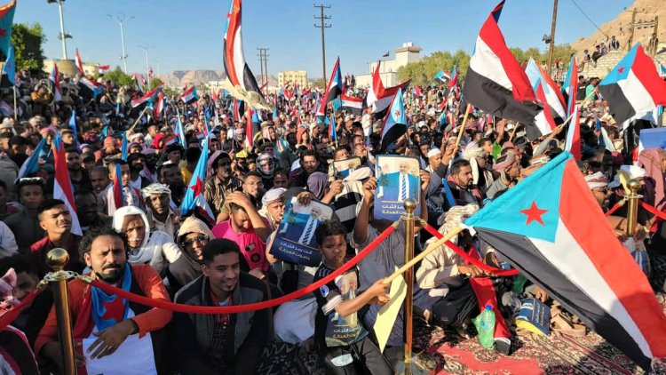 توافد جماهيري الى ساحة مليونية سئيون