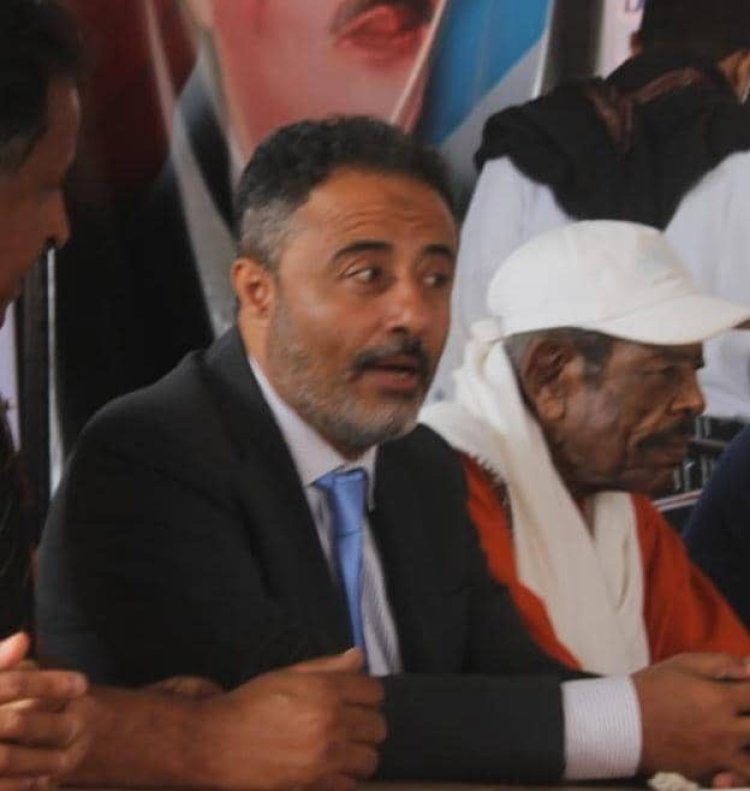 رئيس انتقالي أبين يُوجِّه رسائل سياسية حاسمة من مخيم الاعتصام المفتوح لتعزيز التحالفات الإقليمية وتأكيد الثبات