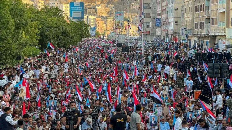 أبناء حضرموت يحتشدون في المكلا بمليونية القرار قرارنا للمطالبه بإعلان دولة الجنوب العربي