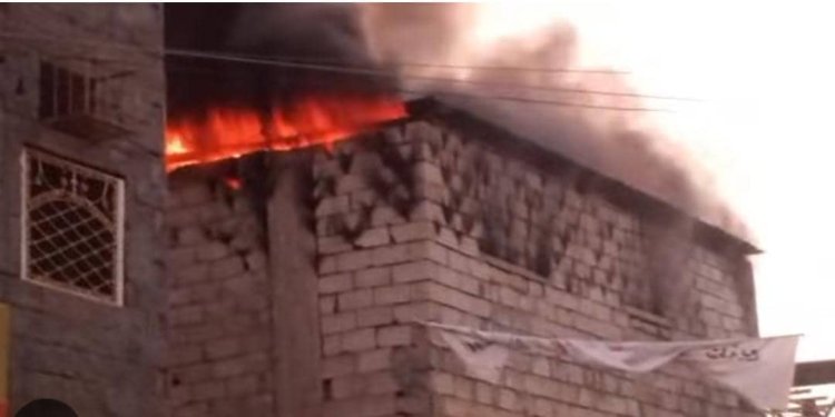 حريق ضخم يلتهم محال إلكترونيات في سوق جعار بسبب ماس كهربائي وغياب الإطفاء