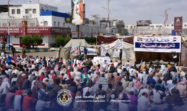 جماهير الجنوب تؤدي صلاة جمعة الوفاء للحليف الصادق في ساحة العروض بالعاصمة عدن