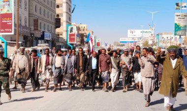 حشود شبوة تهتف للدستور الجنوبي وتدين استهداف العدوان السعودي لحضرموت