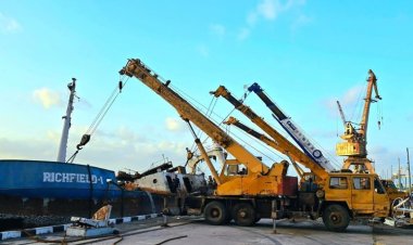 انتشال ثاني أكبر سفينة غارقة في ميناء الاصطياد السمكي بعدن تمهيدًا لإعادة تشغيله