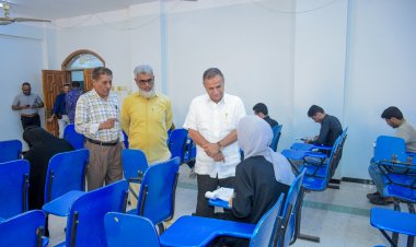 رئيس جامعة عدن يتفقد سير امتحانات كلية الصيدلة ويؤكد انتظام العملية الامتحانية