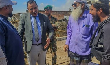 الوزير السقطري يتفقد أعمال انتشال السفن الغارقة في ميناء الاصطياد السمكي ويشدد على تسريع وتيرة العمل