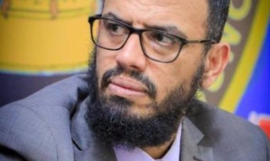 الشيخ بن بريك: أبا القاسم الرئيس القائد اليوم شعبك معك وراسك مرفوع، صمود بشرف ورجولة ولا ذل وهوان