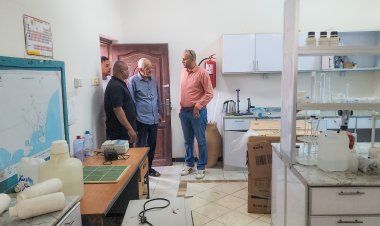 الشعبي وباخبيرة يعاينان أضرار المختبر المركزي لفحص المياه في منطقة البرزخ بعدن