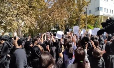 إيران تحجب الإنترنت والزعيم الأعلى يحذر المحتجين