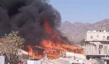 حريق هائل يلتهم خيام اللاجئين الصوماليين في قعطبة بمحافظة الضالع