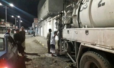 بتوجيهات مدير عام خورمكسر… لجنة الخدمات تعالج طفح مياه الصرف الصحي بحي الرشيد