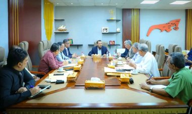 محافظ عدن يناقش تطوير أداء صندوق النظافة ويؤكد أولوية تحسين خدمات الكهرباء