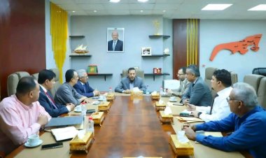 محافظ عدن يناقش أولويات التنمية وتحسين القطاع الصحي وتنظيم حركة المركبات في العاصمة